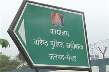 मेरठ में तत्कालीन SSP और SOG पर बर्बर यातना का आरोप, पुलिस बोली- 'स्कूटी से गिरकर हुए चोटिल'