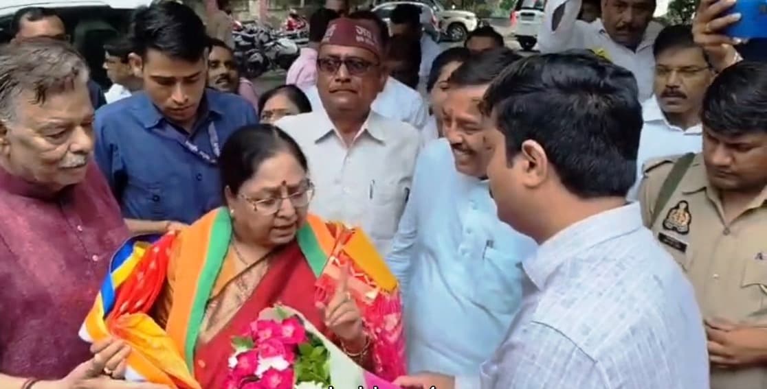 एटा में कैबिनेट मंत्री बेबी रानी मौर्य का पारा हाई: DM का बुके लेने से इनकार, मंच से लगाई क्लास