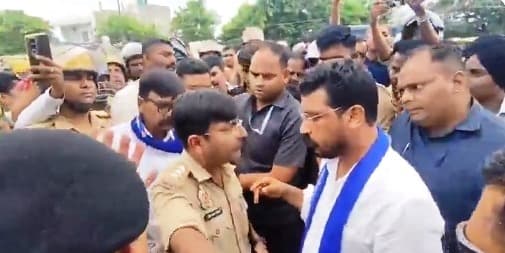 गोंडा जाने से रोके गए चंद्रशेखर आजाद, बाराबंकी में समर्थकों का हंगामा, पुलिस से धक्का-मुक्की