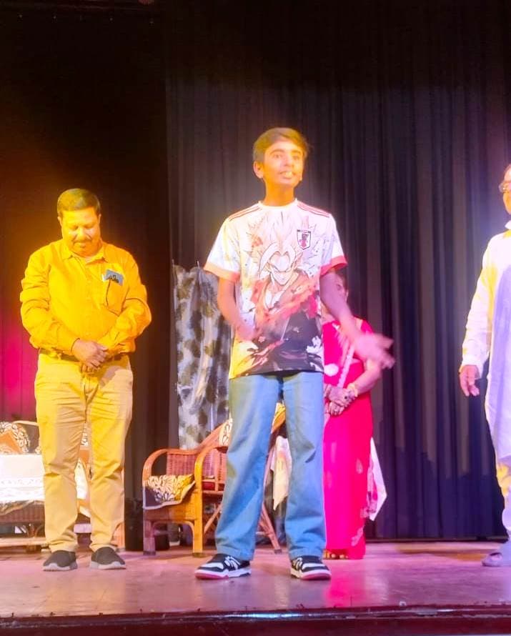 नाटक 'क्रियाकर्म ट्वेंटी फोर सेवन एक द रेट जीमेल डाट काम' का मंचन