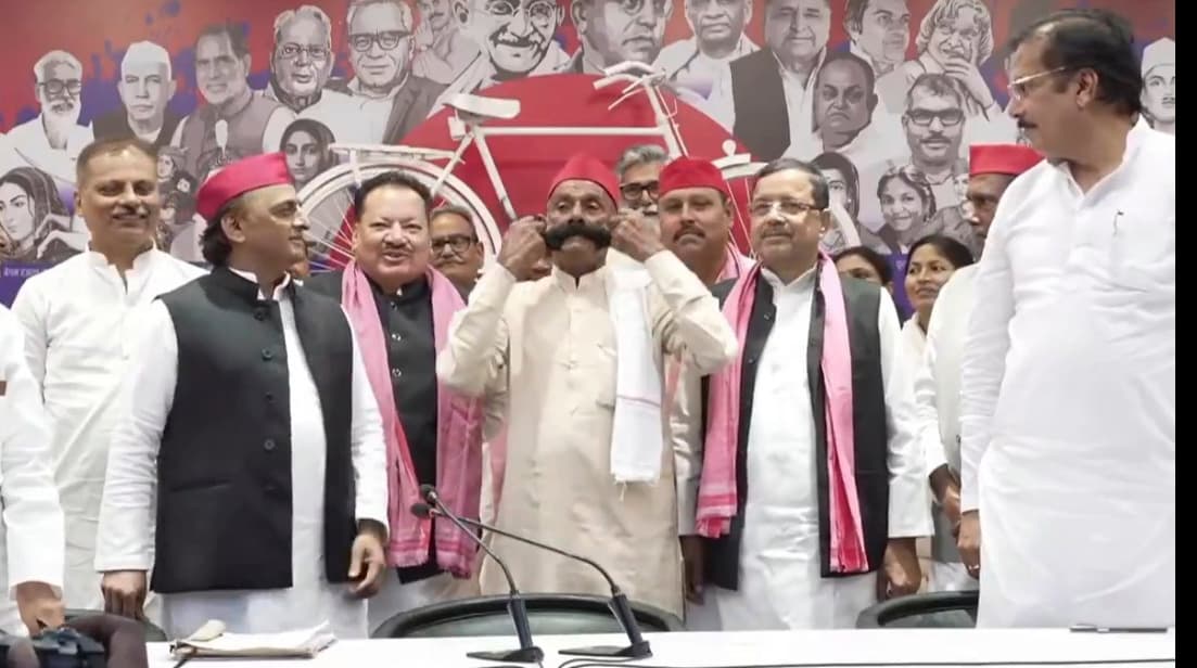 मूंछों पर ताव से शुरू हुई सियासी नोकझोंक, अखिलेश ने मंच पर बुलाकर कार्यकर्ता से कराया मूंछों पर ताव