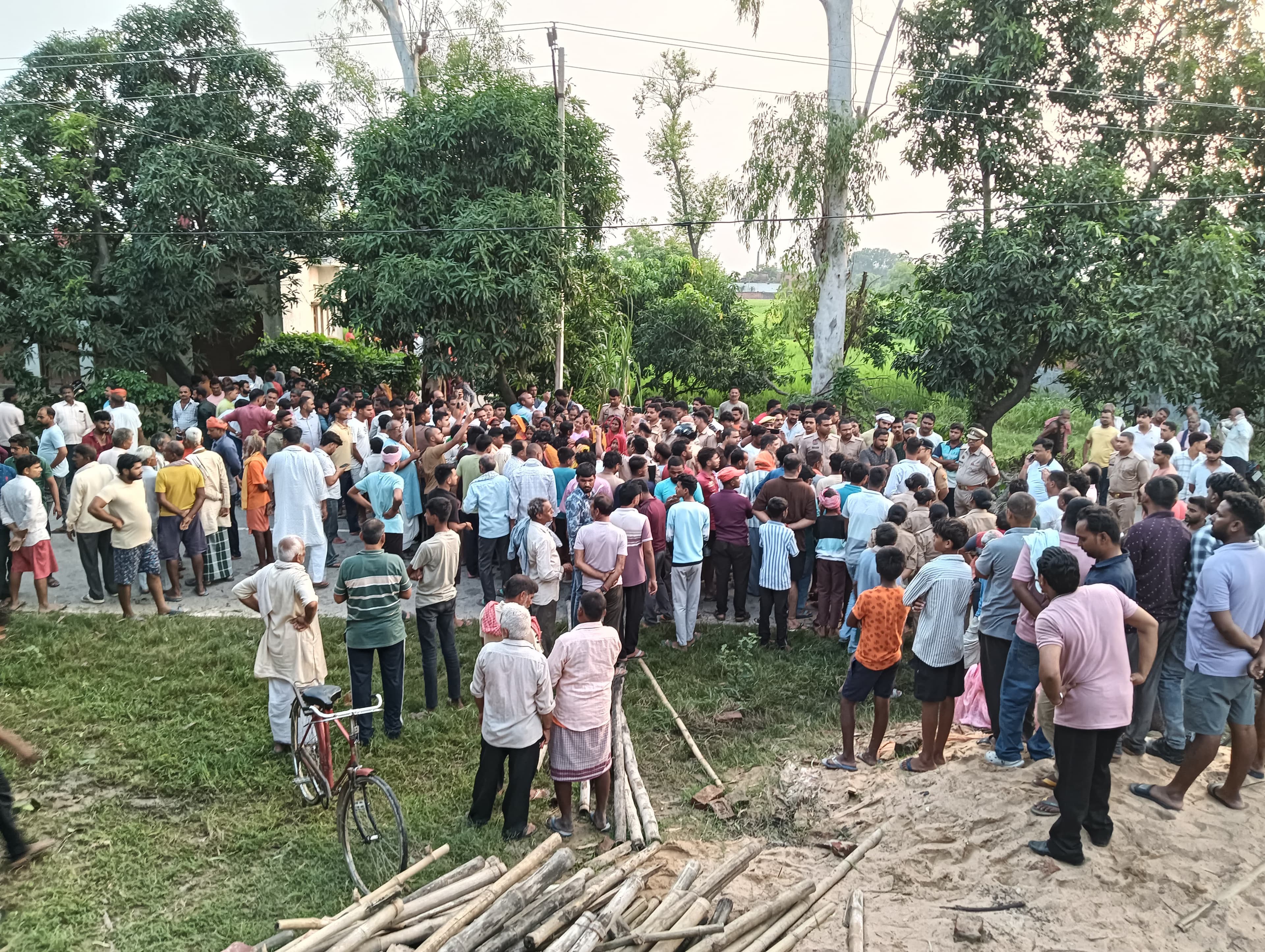 बलिया में जमीनी विवाद ने लिया खूनी रूप, युवक की पीटकर हत्या; चार हिरासत में