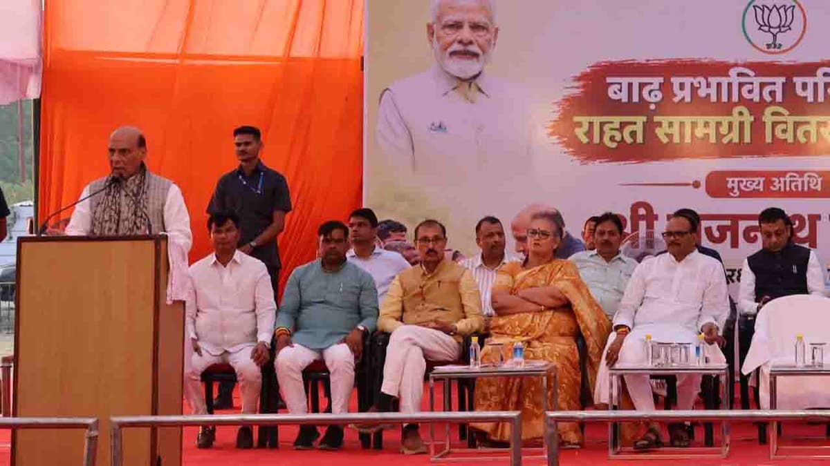 फैजुल्लागंज के बाढ़ पीड़ितों से मिले राजनाथ सिंह, 10 हजार अतिरिक्त राहत किट देने का ऐलान