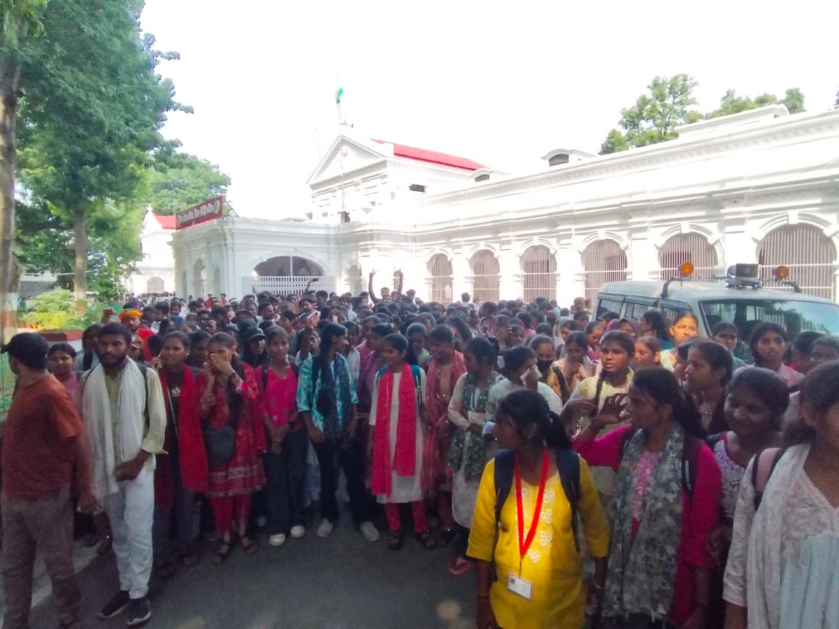 जिलाधिकारी से वार्ता के बाद 9 अक्टूबर का कर्फ्यू स्थगित