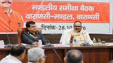 वाराणसी में बोले डिप्टी सीएम ब्रजेश पाठक—सरकारी अस्पतालों में बढ़ाई जाए ओपीडी, मरीजों को मिले बेहतर इलाज