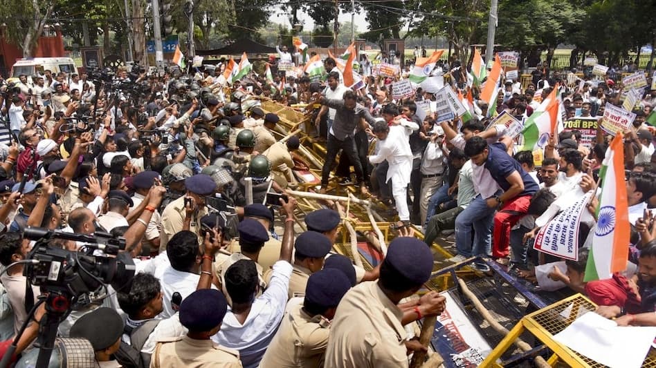 दारोगा भर्ती पर पटना में छात्रों का उग्र प्रदर्शन