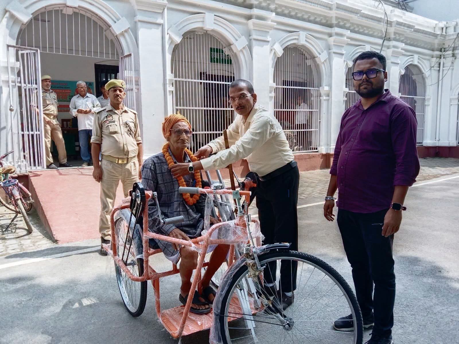 जनसुनवाई में दिव्यांग बुजुर्ग को मिली तत्काल मदद, ट्राई साइकिल के साथ मिला आयुष्मान कार्ड