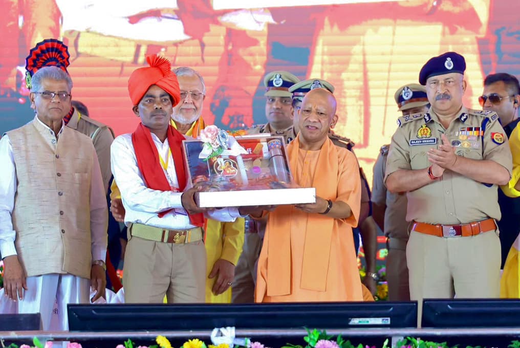 यूपी के 68 हजार ग्राम प्रहरियों को बड़ा तोहफा, मानदेय में 1,000 रुपये की बढ़ोतरी और परिवार को ₹5 लाख तक कैशलेस इलाज