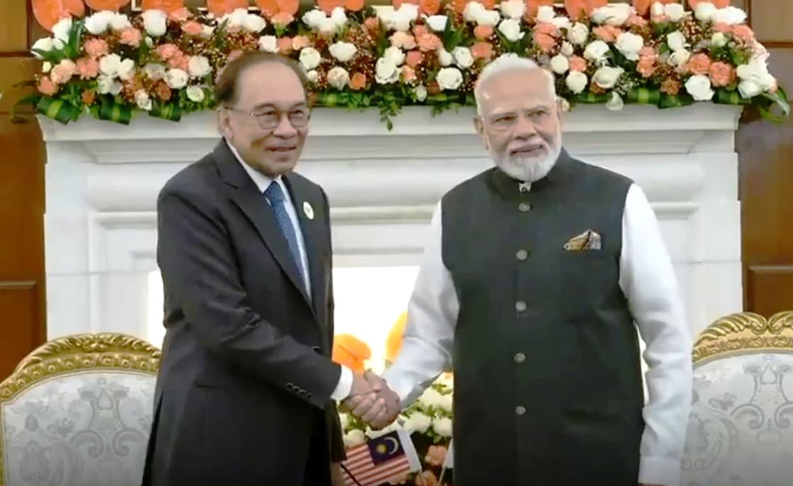  ब्रिक्स से इतर मोदी और अनवर इब्राहिम की मुलाकात, भारत-मलेशिया रणनीतिक साझेदारी को आगे बढ़ाने पर जोर