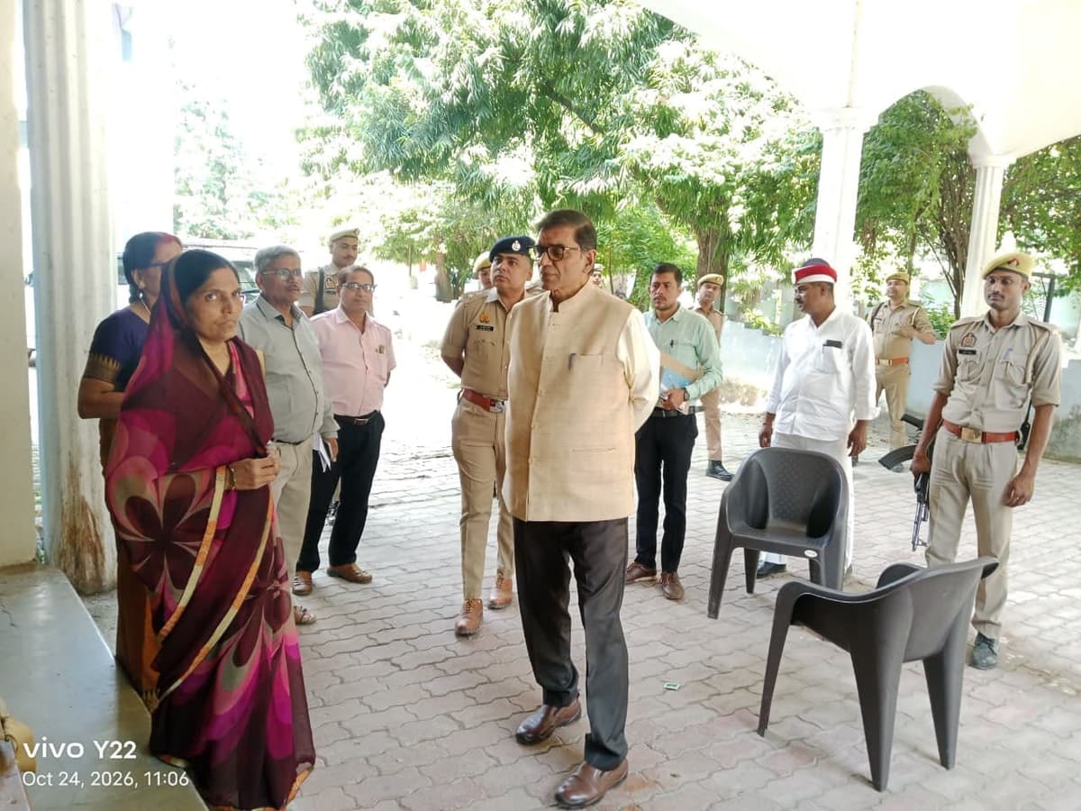 बलिया : मतदाता पंजीकरण कैंपों का डीएम-एसपी ने किया निरीक्षण, बीएलओ को दिए सख्त निर्देश