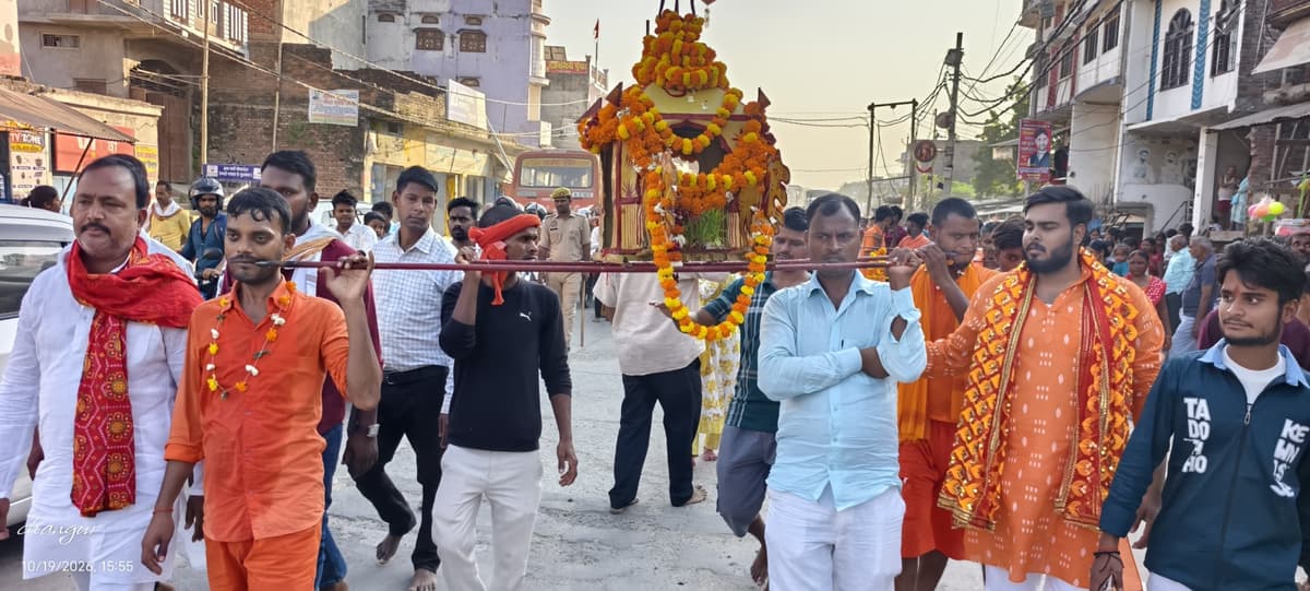 नगरा में निकला आस्था का अनूठा ‘लाग जुलूस’, गलफड़ में नुकीली छड़ चुभोकर निकले श्रद्धालु