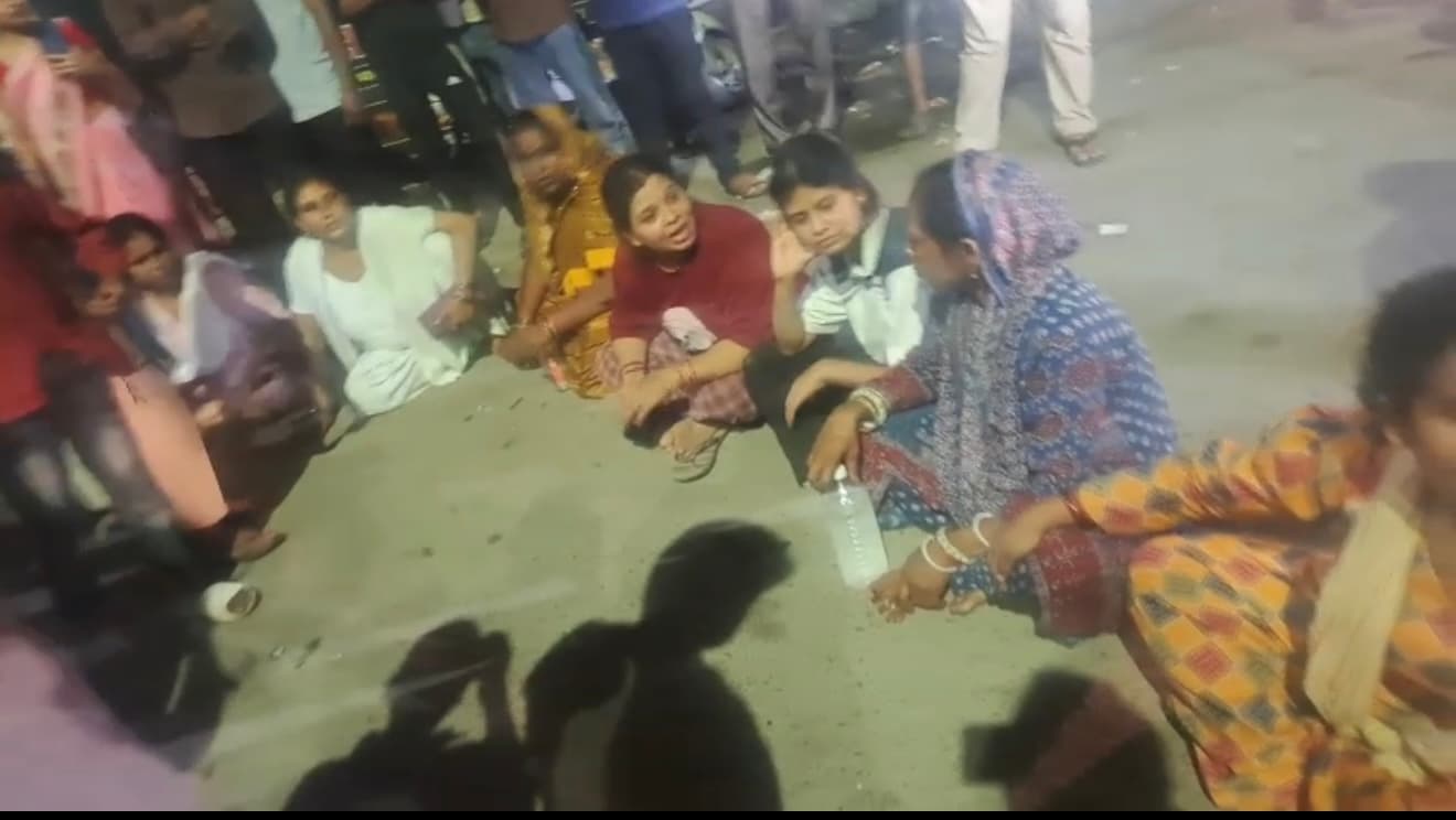 चिनहट में युवक का शव रखकर प्रदर्शन, हत्या की आशंका पर परिजनों का हंगामा, एल्डिको तिराहे पर लगा लंबा जाम