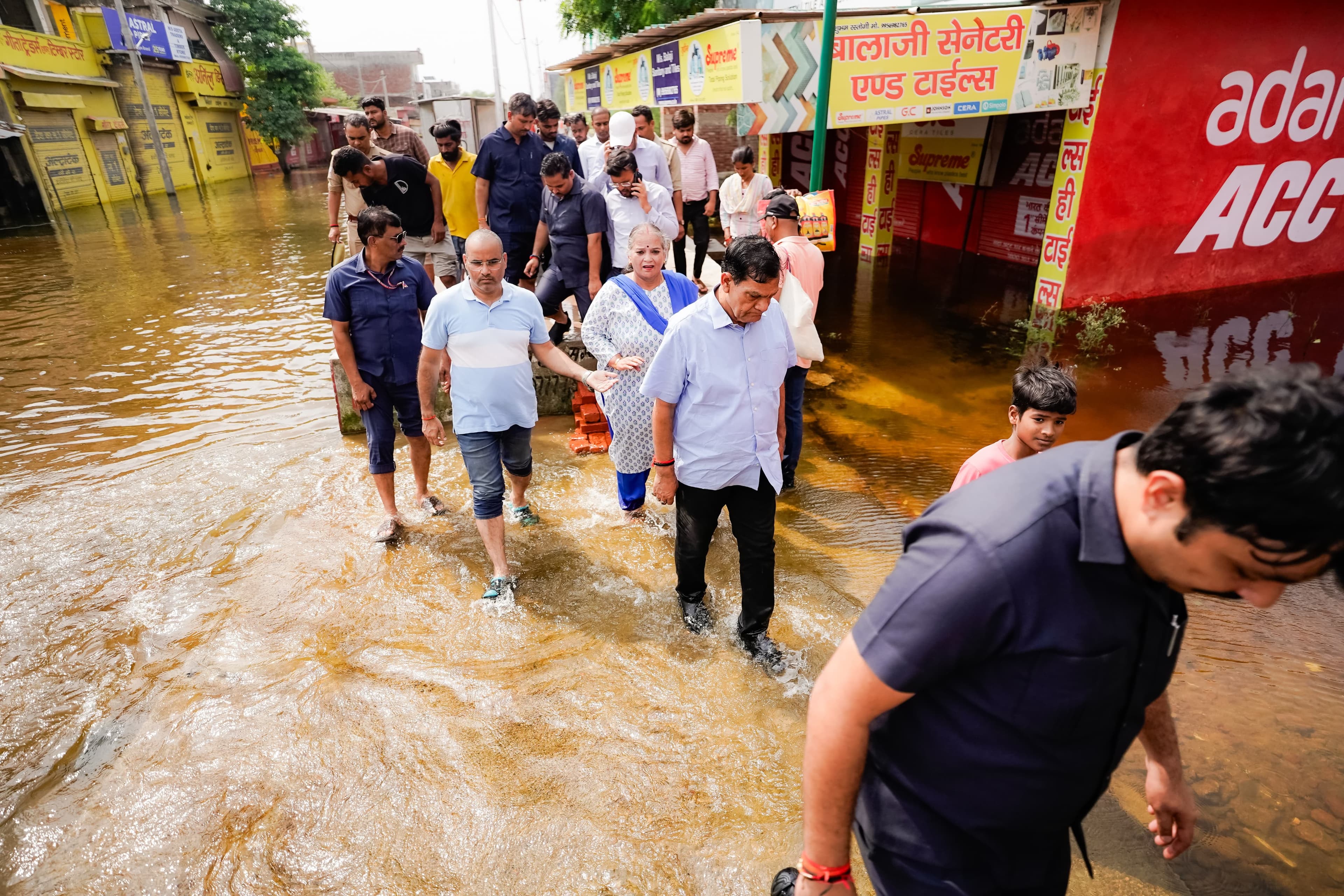 फैजुल्लागंज-दाउदनगर में बाढ़ प्रभावितों के बीच पहुंचे ए.के. श