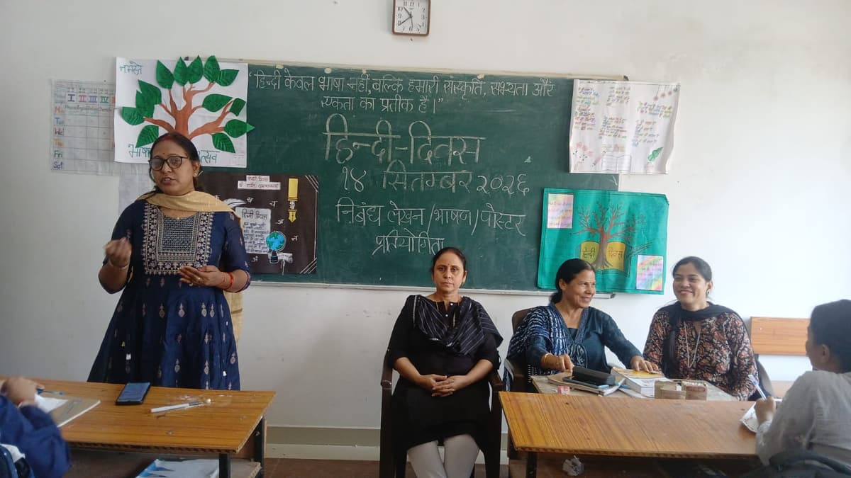 हिंदी दिवस पर छात्राओं ने दिखाई रचनात्मक प्रतिभा, मातृभाषा के महत्व का दिया संदेश