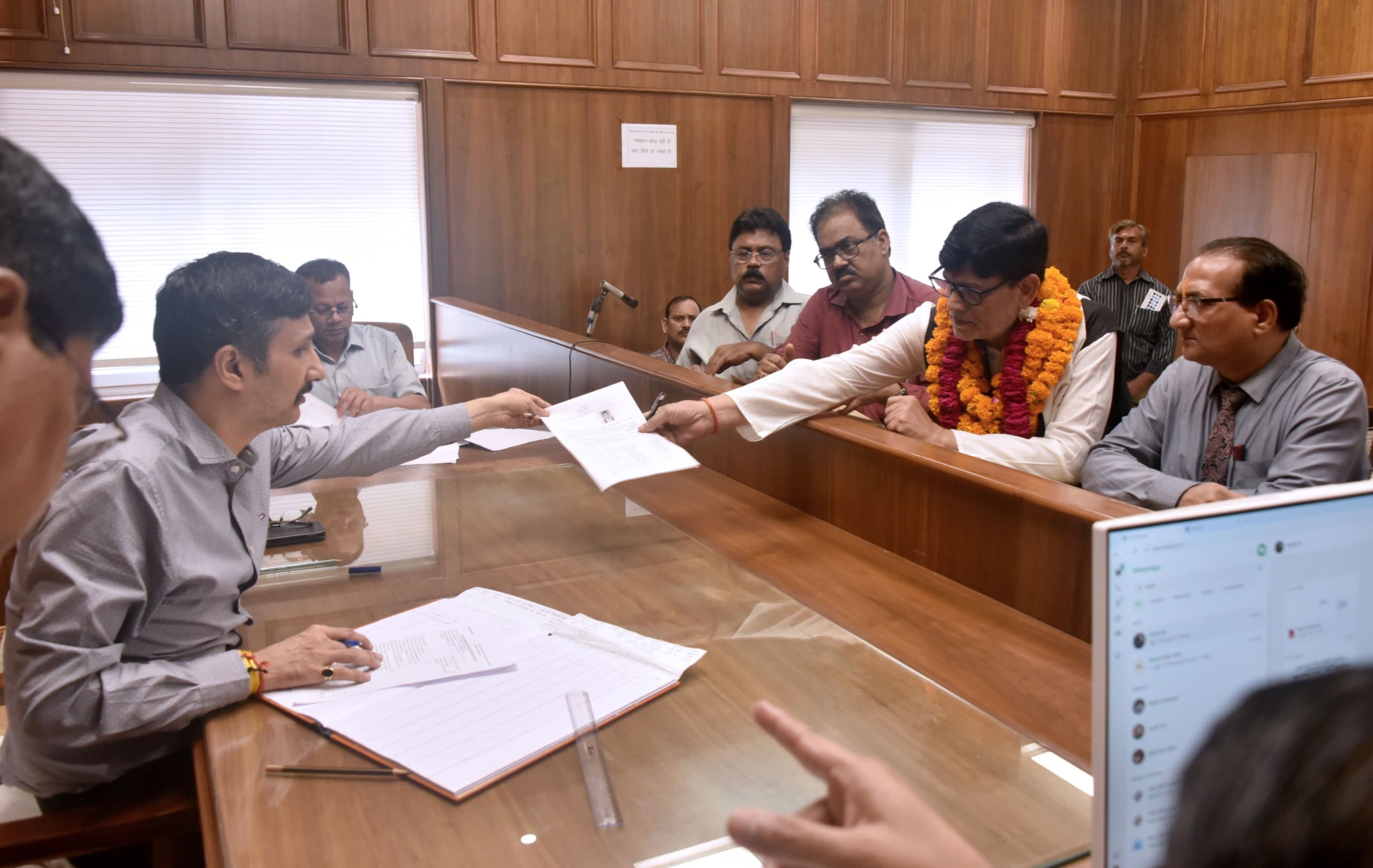 विधान परिषद चुनाव: लखनऊ खंड स्नातक व शिक्षक सीट के लिए तीन प्रत्याशियों ने दाखिल किया नामांकन