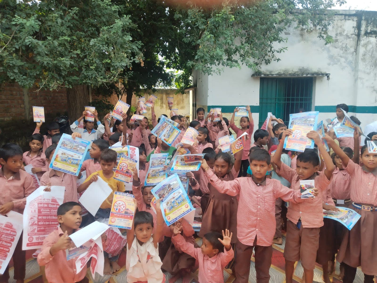 समपार फाटकों और स्कूलों में चला रेलवे संरक्षा जागरूकता अभियान, बच्चों को दिए सुरक्षा के टिप्स