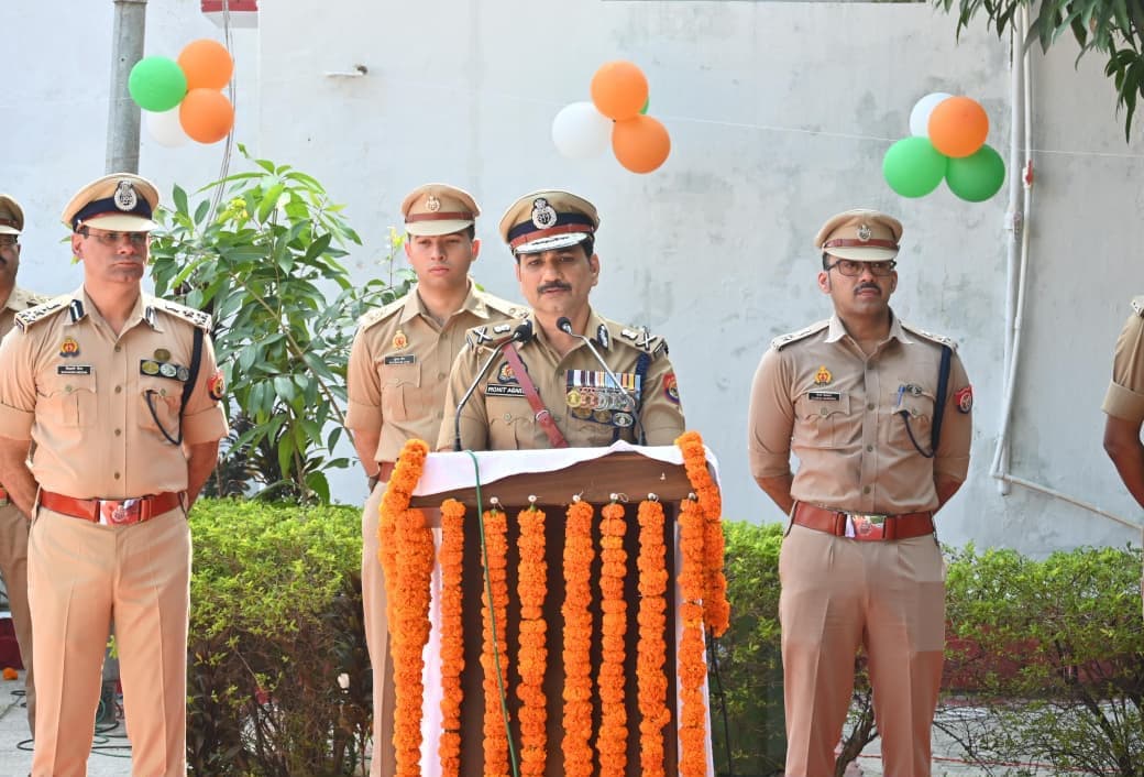 गांधी जयंती पर वाराणसी पुलिस लाइन में श्रद्धांजलि, पुलिसकर्मियों ने ली स्वच्छता की शपथ