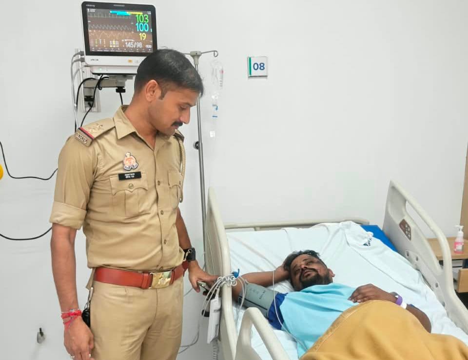 CPR देकर दरोगा ने बचाई बैंक क्लर्क की जान, हादसे के बाद सड़क पर पड़ा था बेहोश