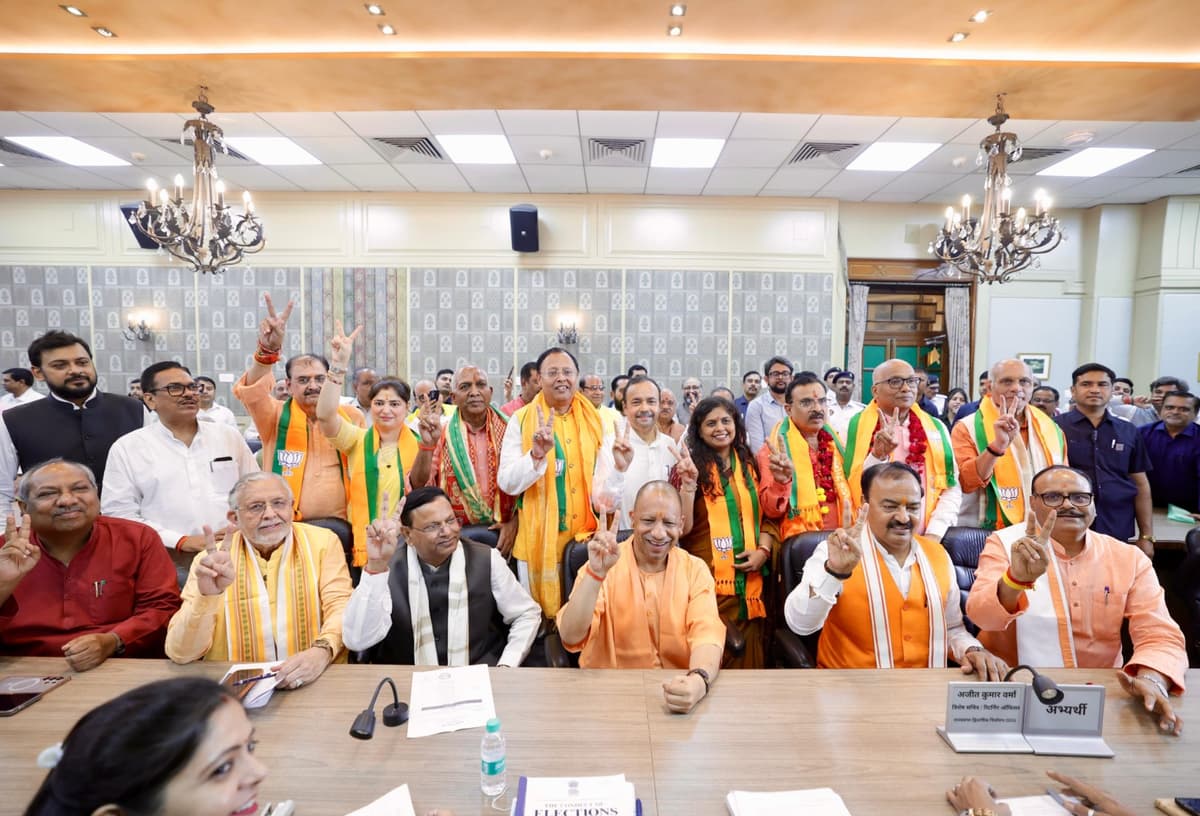 मुख्यमंत्री योगी की उपस्थिति में भाजपा प्रत्याशियों ने किया नामांकन