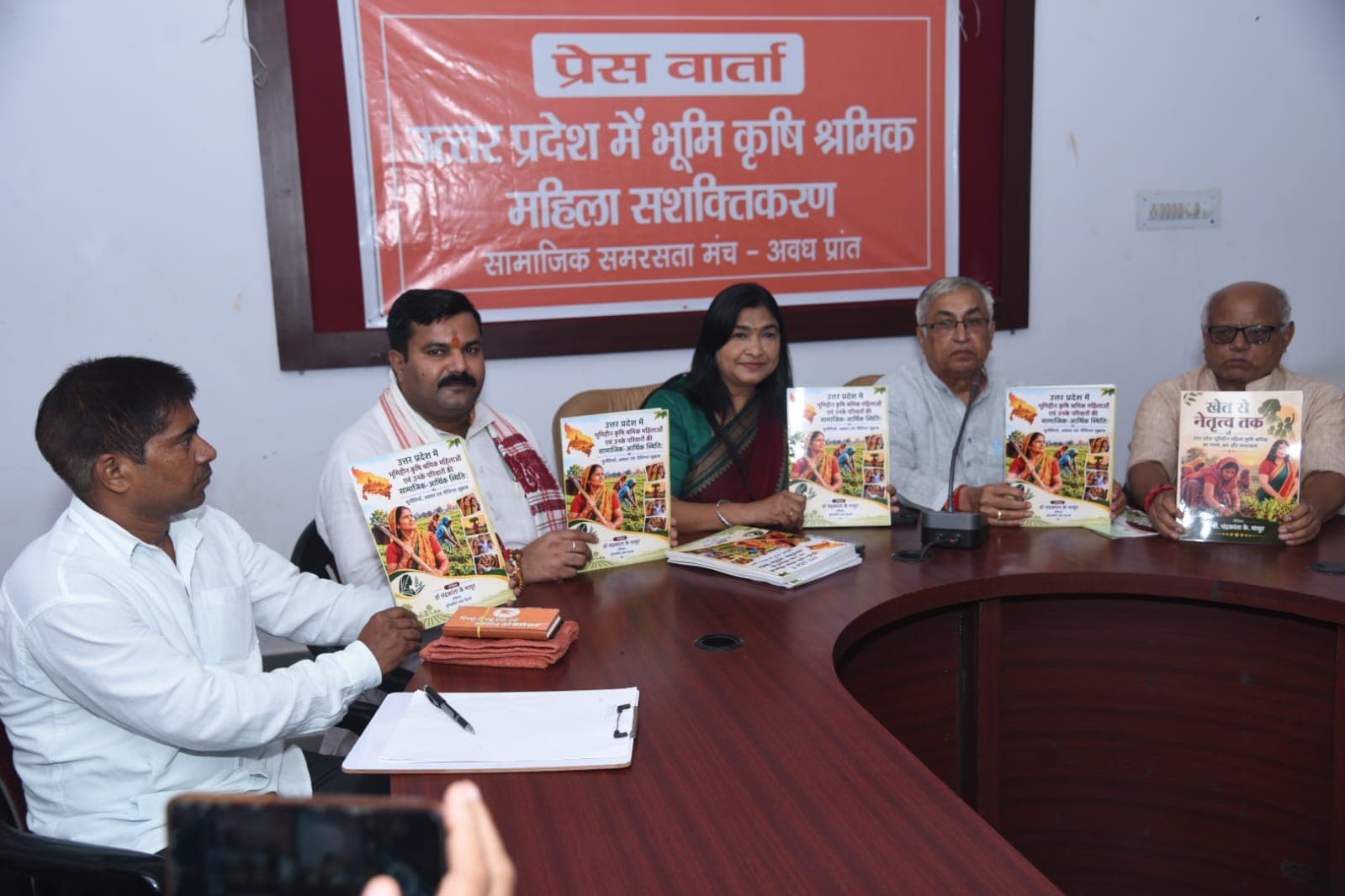 यूपी की भूमिहीन महिला श्रमिकों की हकीकत : खेत में सबसे ज्यादा मेहनत, अधिकार और मजदूरी सबसे कम