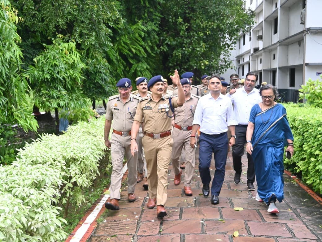 एयर शो की तैयारियों का पुलिस आयुक्त और जिलाधिकारी ने लिया जायजा