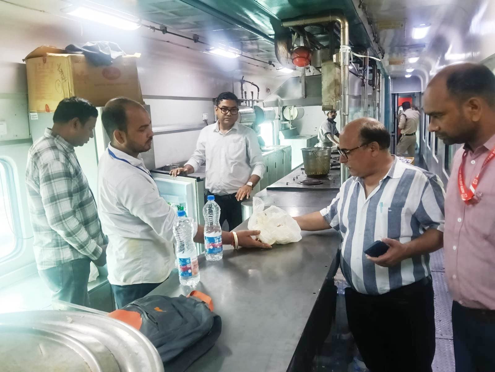 Surprise Fortress Check Conducted at Gorakhpur Junction to Ensure Safe and Hygienic Catering