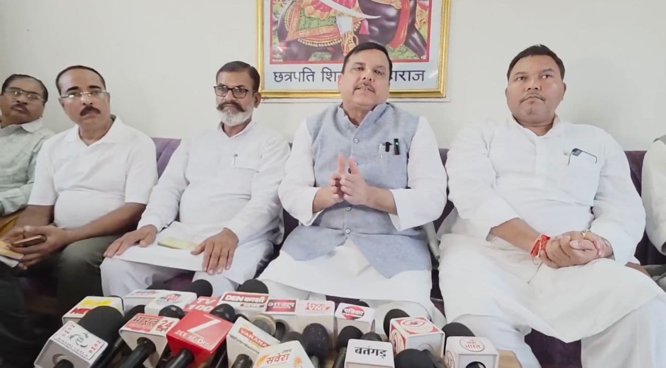 PM मोदी के संसदीय क्षेत्र में ‘कागजी स्कूल’ का आरोप, मौके पर लटका मिला ताला, संजय सिंह ने उठाए सवाल