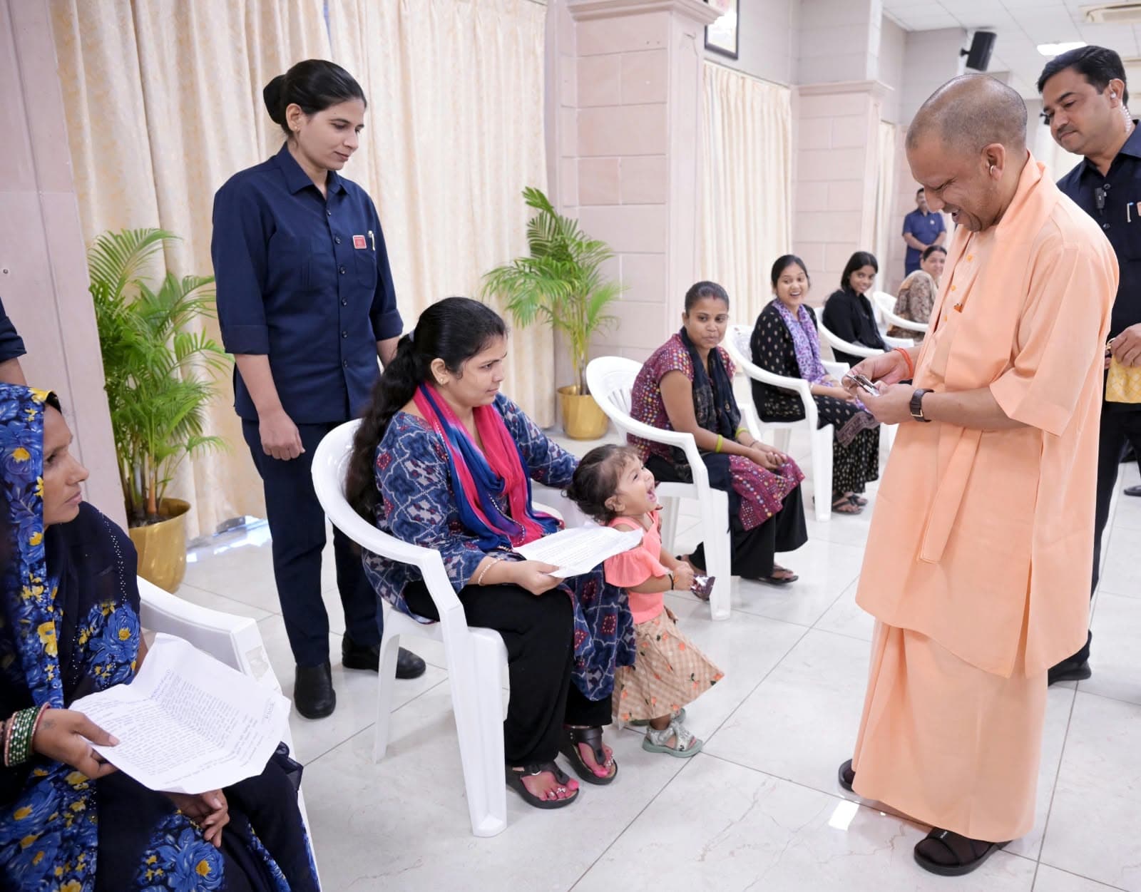 जनता दर्शन: मुख्यमंत्री योगी आदित्यनाथ ने सुनीं जन-समस्याएं, अधिकारियों को दिए त्वरित और प्रभावी निस्तारण के कड़े निर्देश
