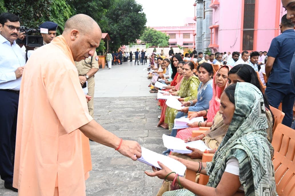 हर जरूरतमंद का बने आयुष्मान कार्ड, इलाज में नहीं आएगी पैसों की कमी: सीएम योगी