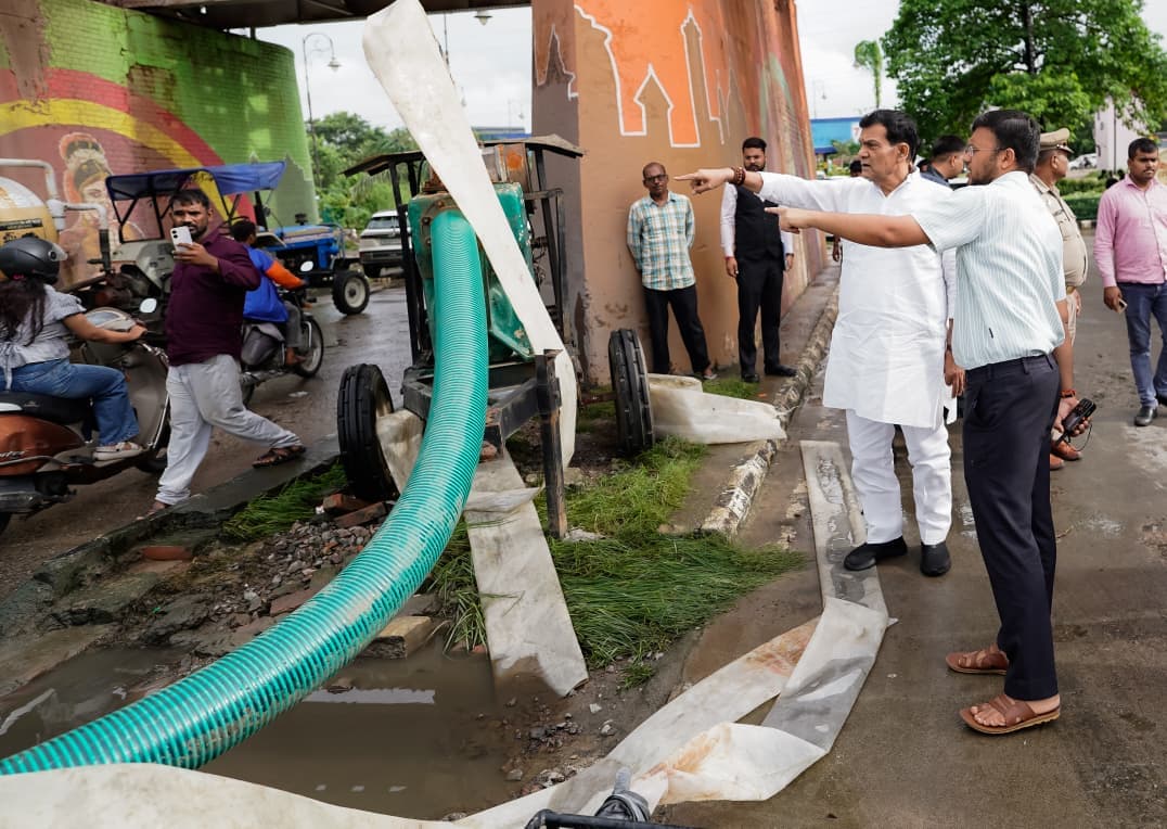 बारिश के बीच मंत्री ए.के. शर्मा का स्थलीय निरीक्षण, अधिकारियों को अलर्ट रहने के निर्देश