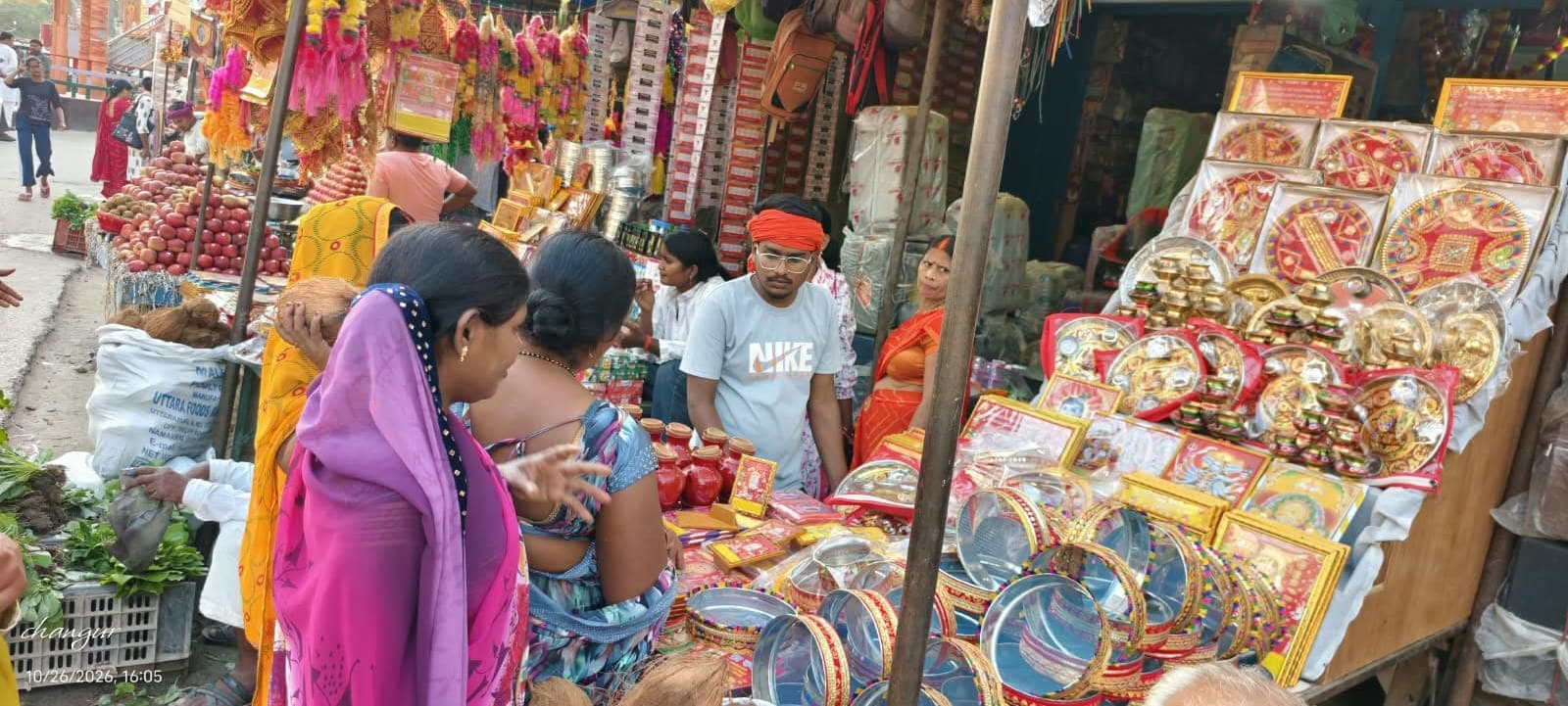 करवा चौथ को लेकर बलिया के बाजारों में रौनक, सुहाग सामग्री और पूजन के सामान की जमकर खरीदारी
