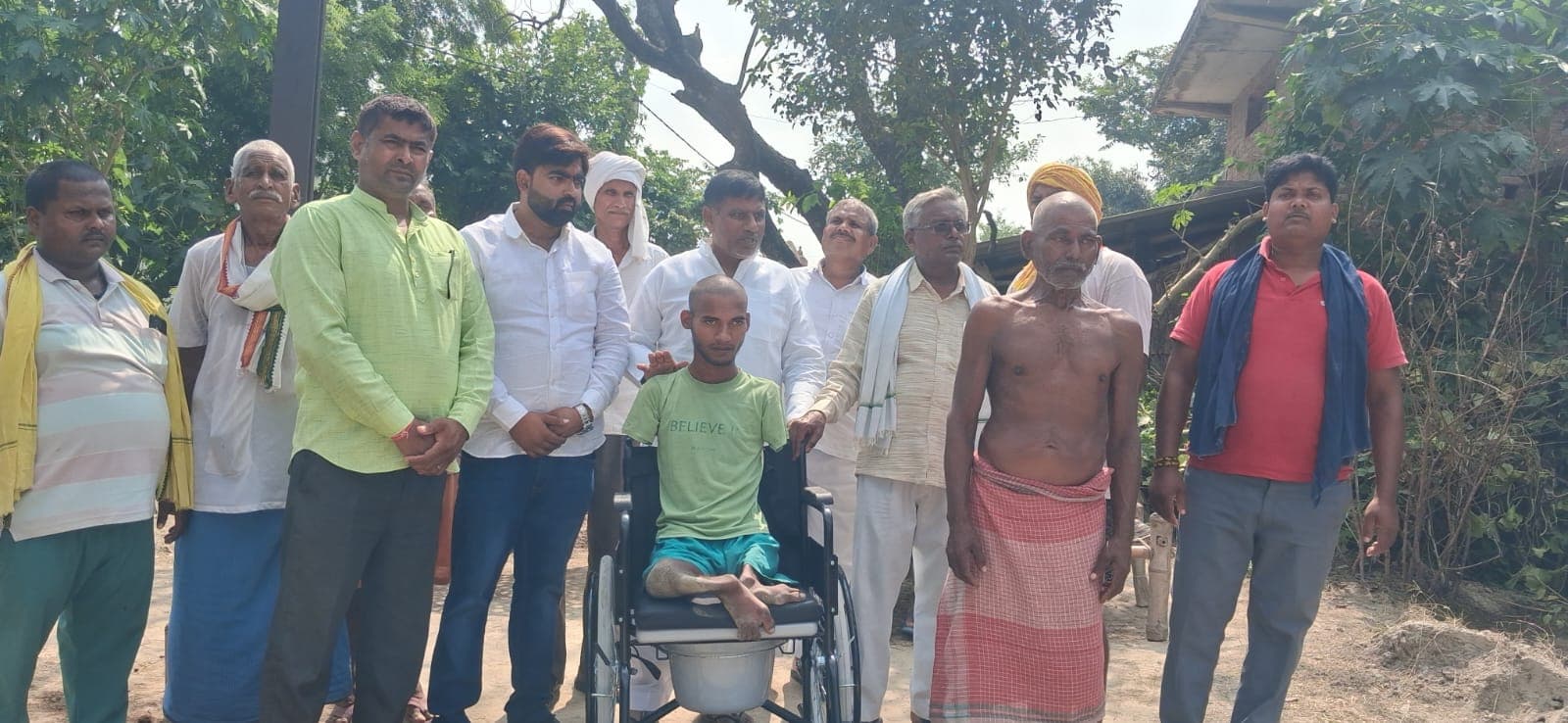 पूर्व विधायक गोरख पासवान ने दिव्यांग राम भरोसा यादव को दी ट्राईसाइकिल