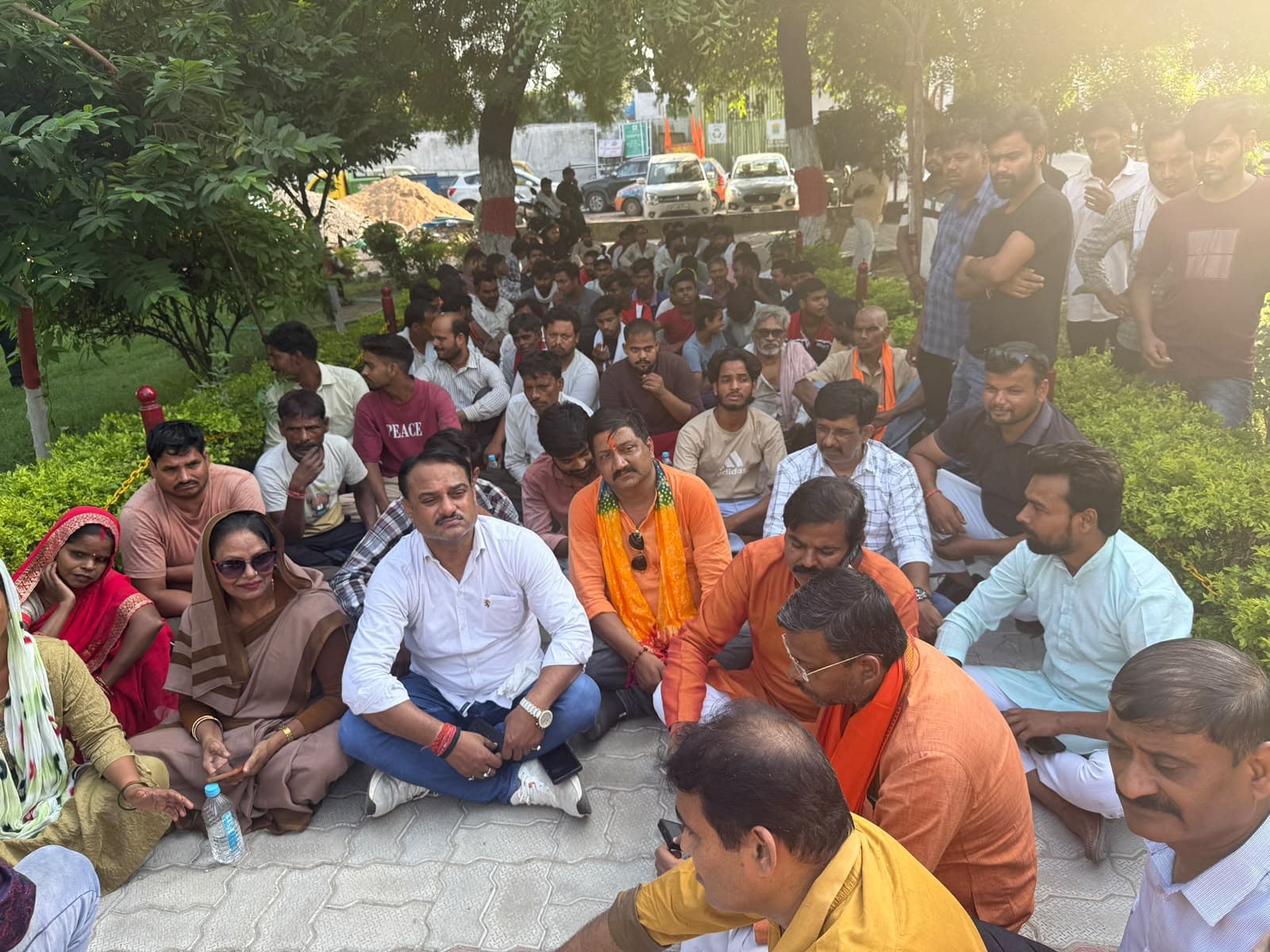 पटरी दुकानदारों से कथित वसूली के विरोध में भाजपा पार्षद का धरना
