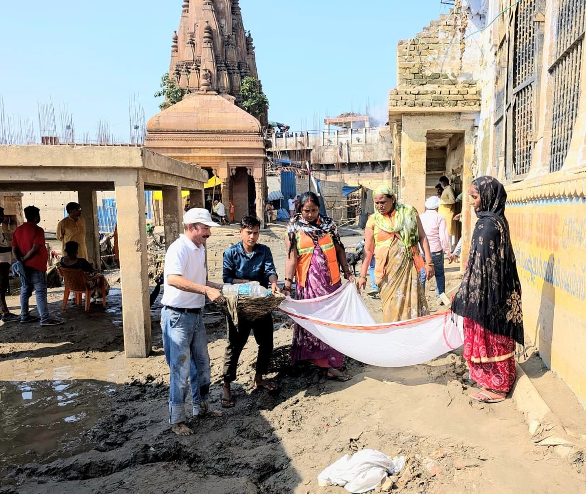 जलस्तर घटने के बाद मणिकर्णिका घाट पर सफाई, गंगा की तलहटी से निकला करीब 100 किलो कपड़ा