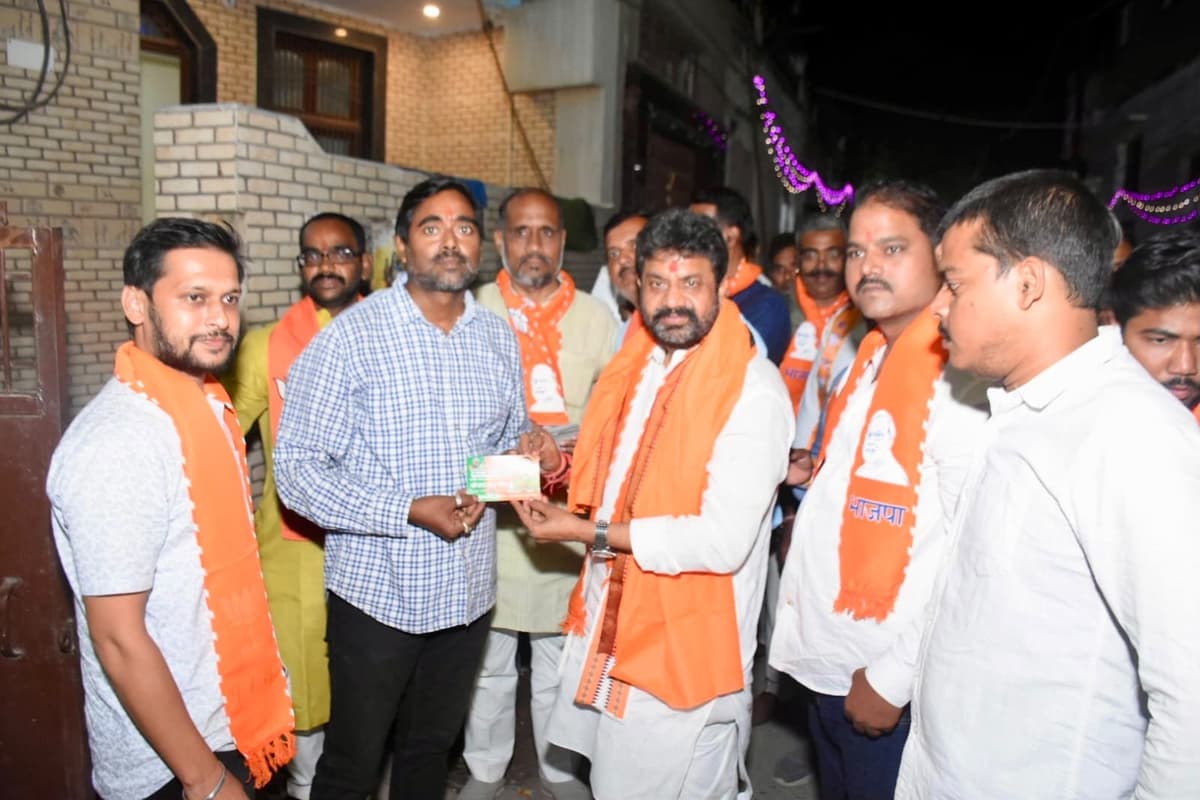 वाराणसी में आयुष मंत्री का जनसंपर्क, स्नातक-शिक्षक प्रत्याशियों के समर्थन में मांगे वोट