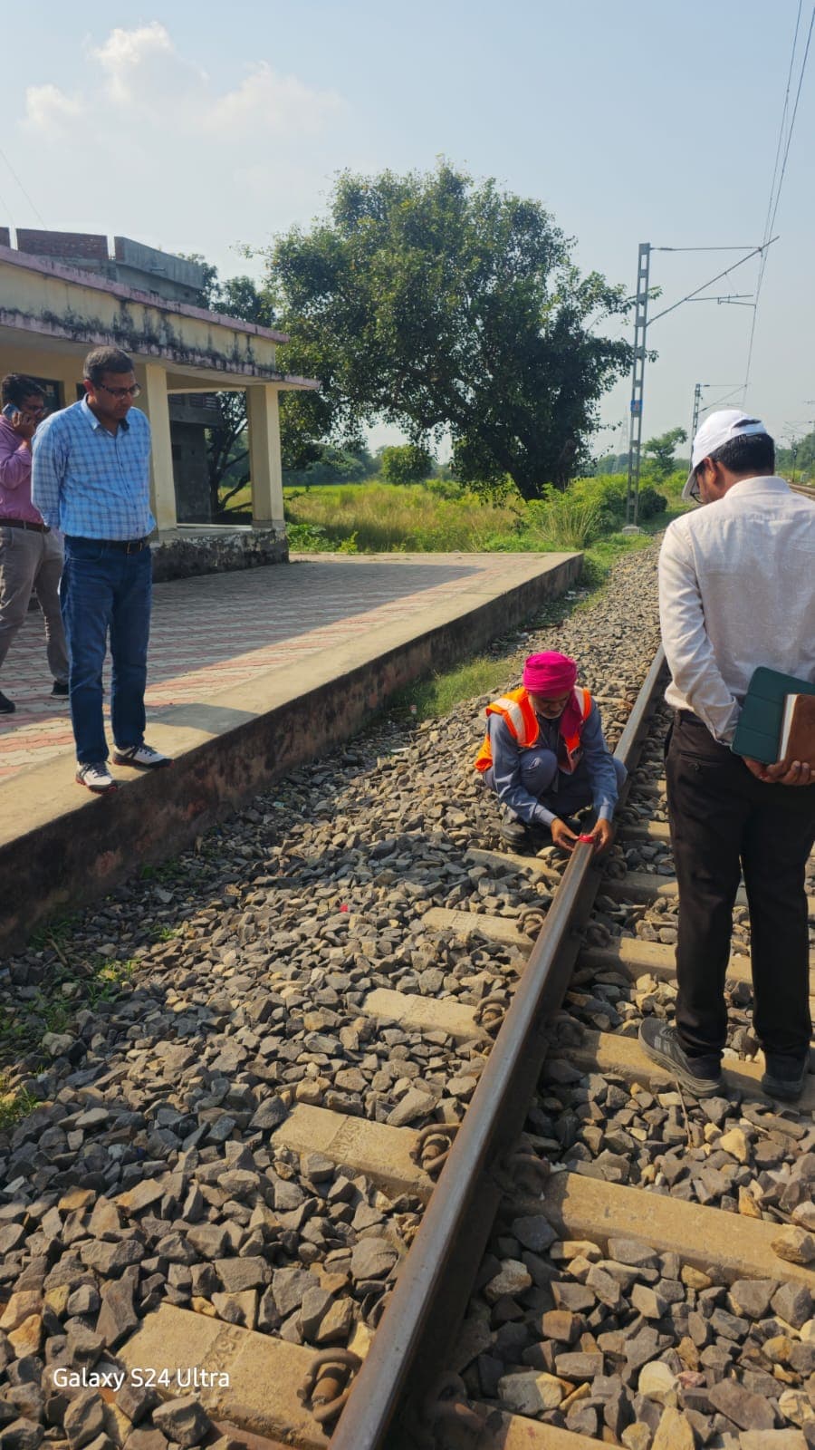 वाराणसी मंडल में डीआरएम का निरीक्षण, रतनपुरा–रसड़ा रेलखंड पर परखी संरक्षा व्यवस्था