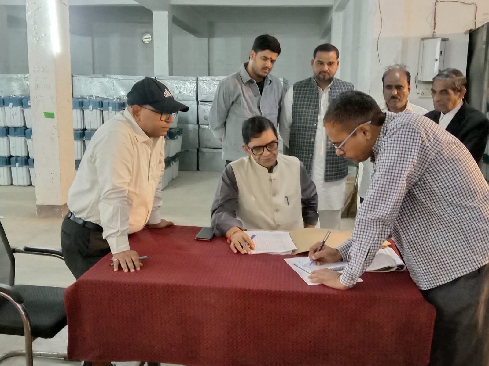 बलिया में ईवीएम-वीवीपैट वेयरहाउस का डीएम ने किया निरीक्षण, सुरक्षा व्यवस्था परखी
