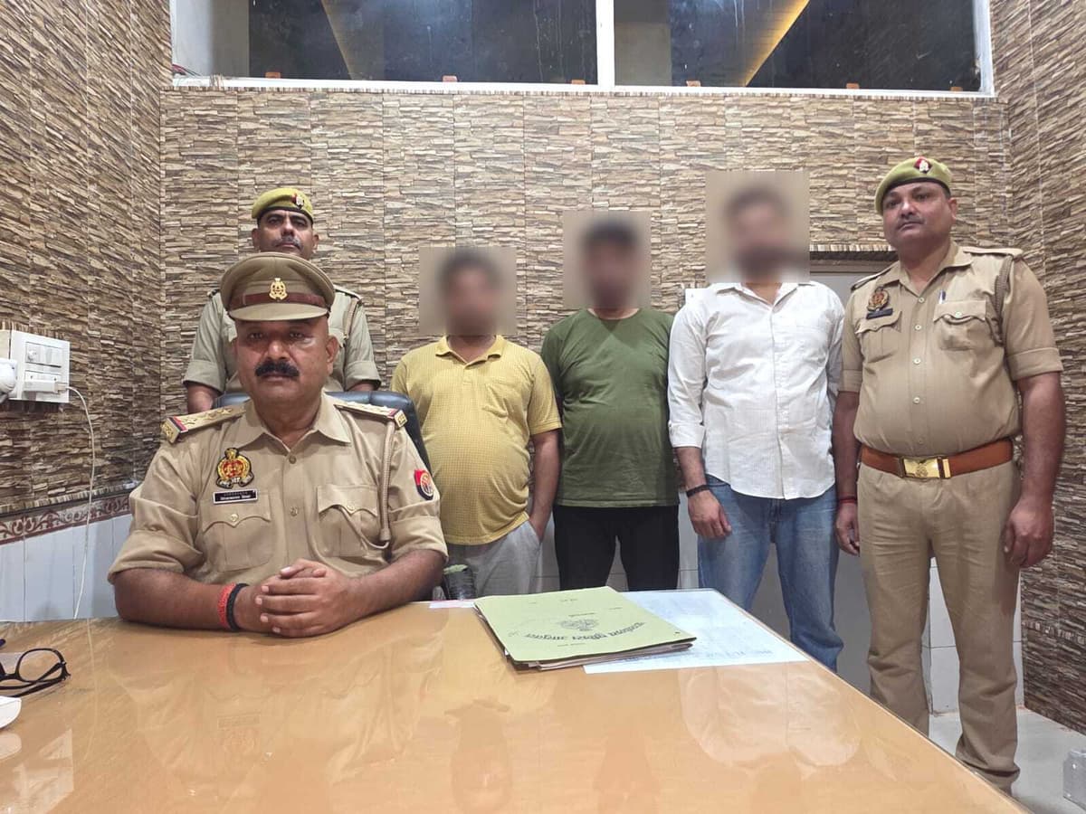 वाराणसी: शोरूम से 82 लाख के गोल्ड क्वाइन और 7.65 लाख रुपये के गबन का आरोप, तीन गिरफ्तार