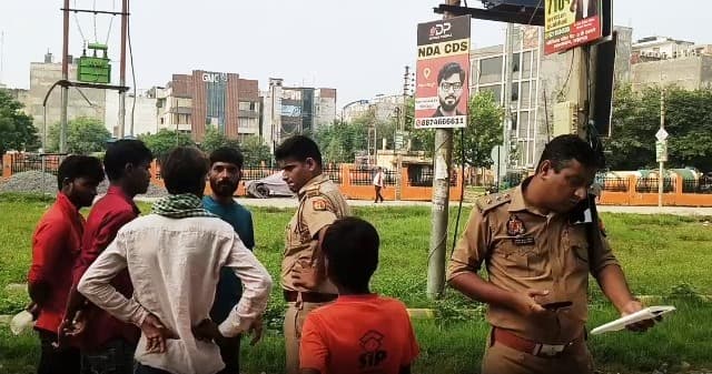 कृष्णानगर में 32 साल के मजदूर की गला रेतकर हत्या, सड़क किनारे मौरंग के ढेर पर मिला शव