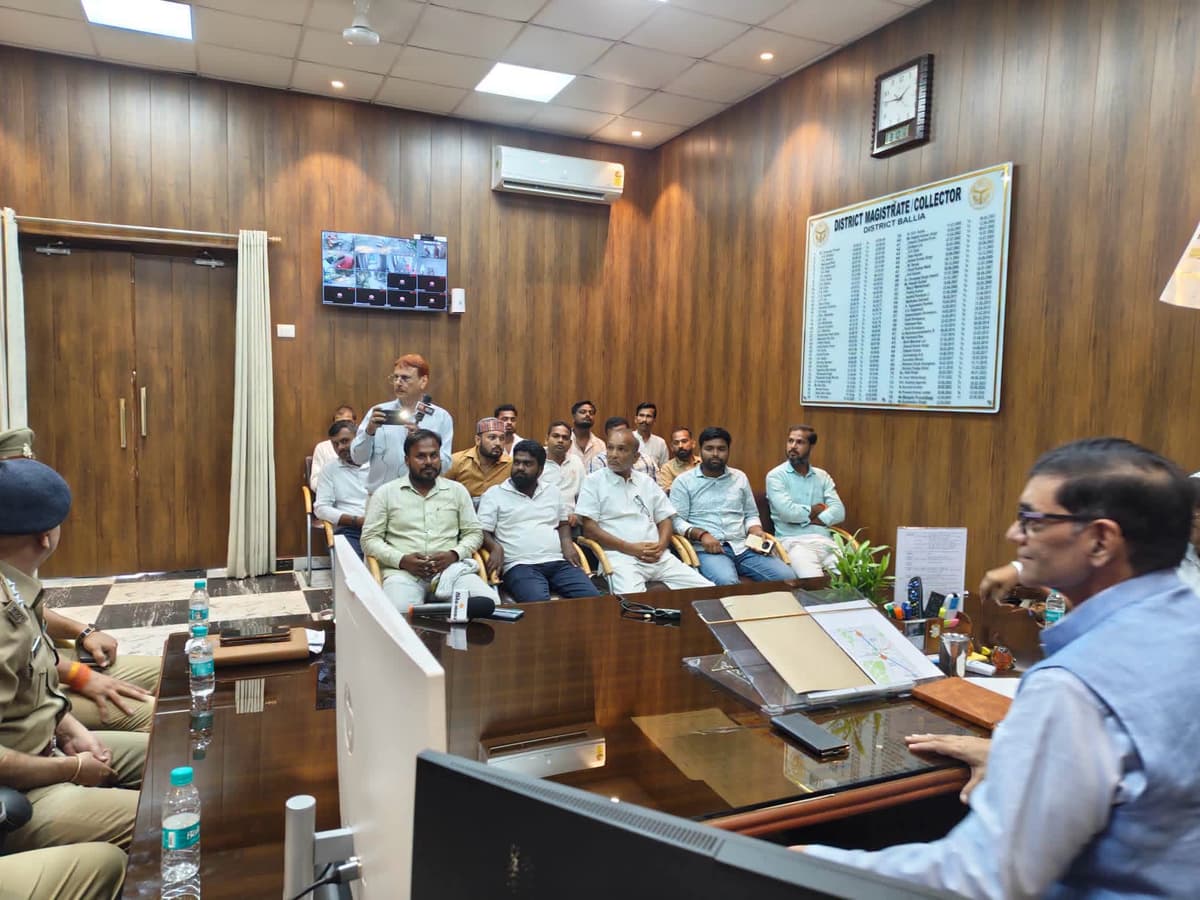जिलाधिकारी से वार्ता के बाद 9 अक्टूबर का कर्फ्यू स्थगित
