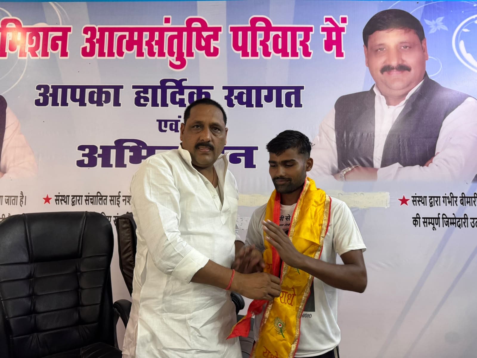 समाजसेवा से प्रेरित हुआ जुनून! बरेली से दौड़ते हुए हरदोई पहुंचे जसवीर, राजवर्धन सिंह राजू से की मुलाकात