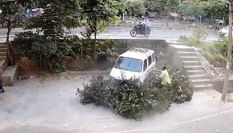 गाजियाबाद में बच्चों से भरी स्कूल वैन सर्विस रोड पर गिरी, राहगीर ने दौड़कर बच्चों को निकाला बाहर