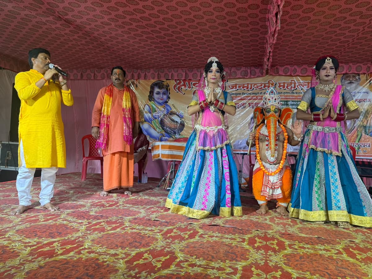राधा-कृष्ण की फूलों की होली ने बांधा समां, मयूर नृत्य और कृष्ण लीला से भक्तिमय हुआ चिनहट
