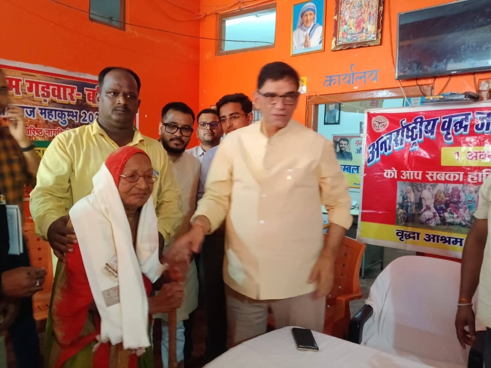वृद्धा आश्रम पहुंचे डीएम, बुजुर्गों से जाना हाल; बोले- समस्या हो तो बताएं