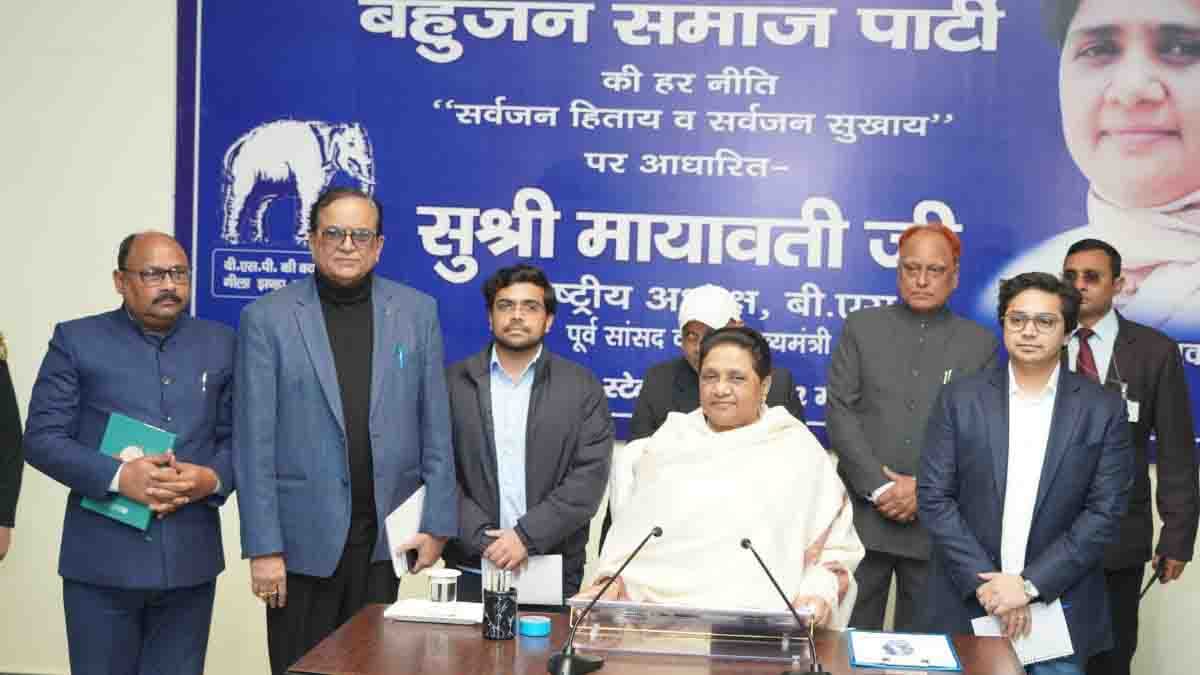 मायावती की बैठक में ईशान आनंद की एंट्री, पैर छूकर लिया आशीर्वाद
