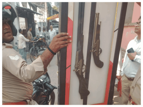 वाराणसी में एयर शो से पहले बड़ी कार्रवाई, कबूतरों की जालियों के साथ दो बंदूकें बरामद