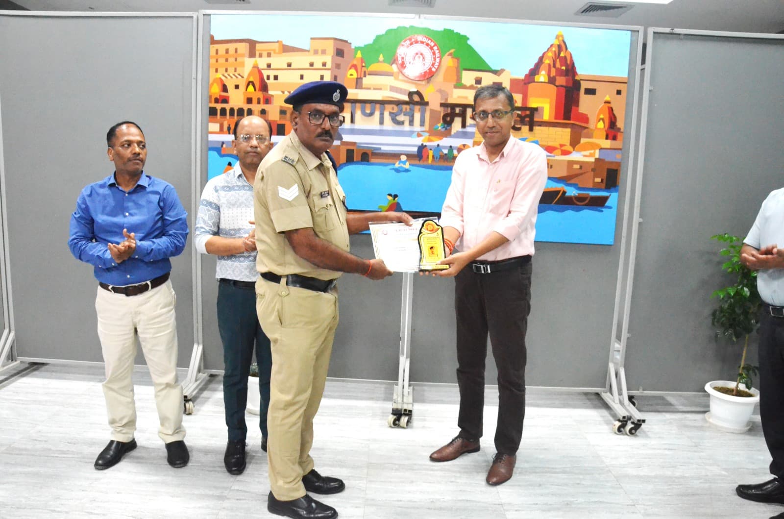 वाराणसी मंडल के 11 रेलकर्मियों को Excellence Award से सम्मान