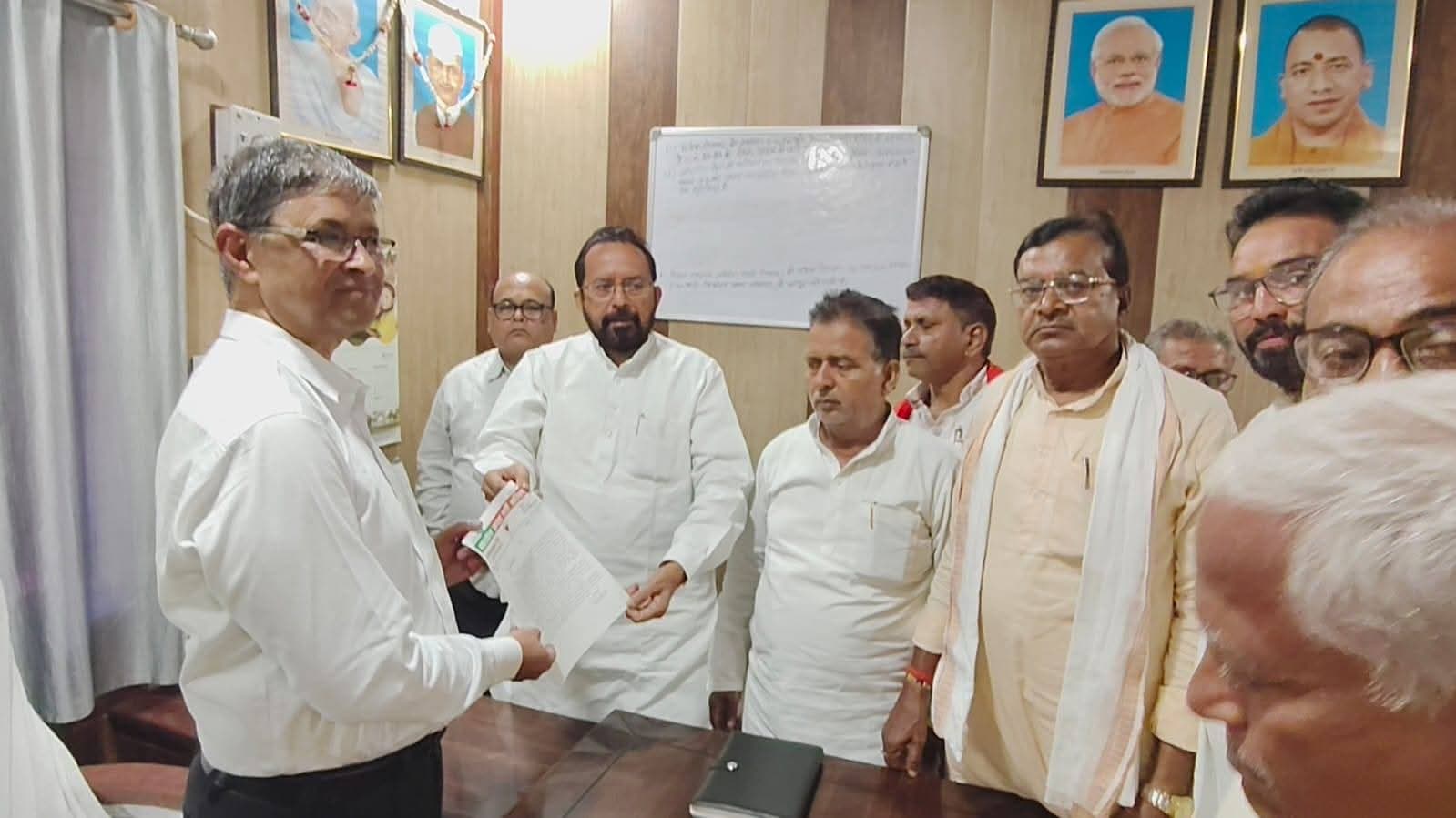 बलिया की स्वास्थ्य व्यवस्था पर भाजपा पूर्व विधायक राम इकबाल सिंह का अल्टीमेटम