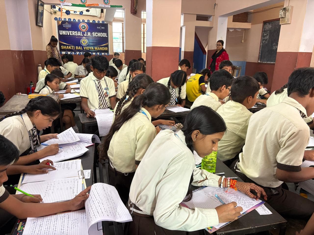 शक्ति बाल विद्या मंदिर और यूनिवर्सल जूनियर हाई स्कूल में अर्धवार्षिक परीक्षाएं शुरू, विद्यार्थियों ने उत्साह के साथ लिया हिस्सा