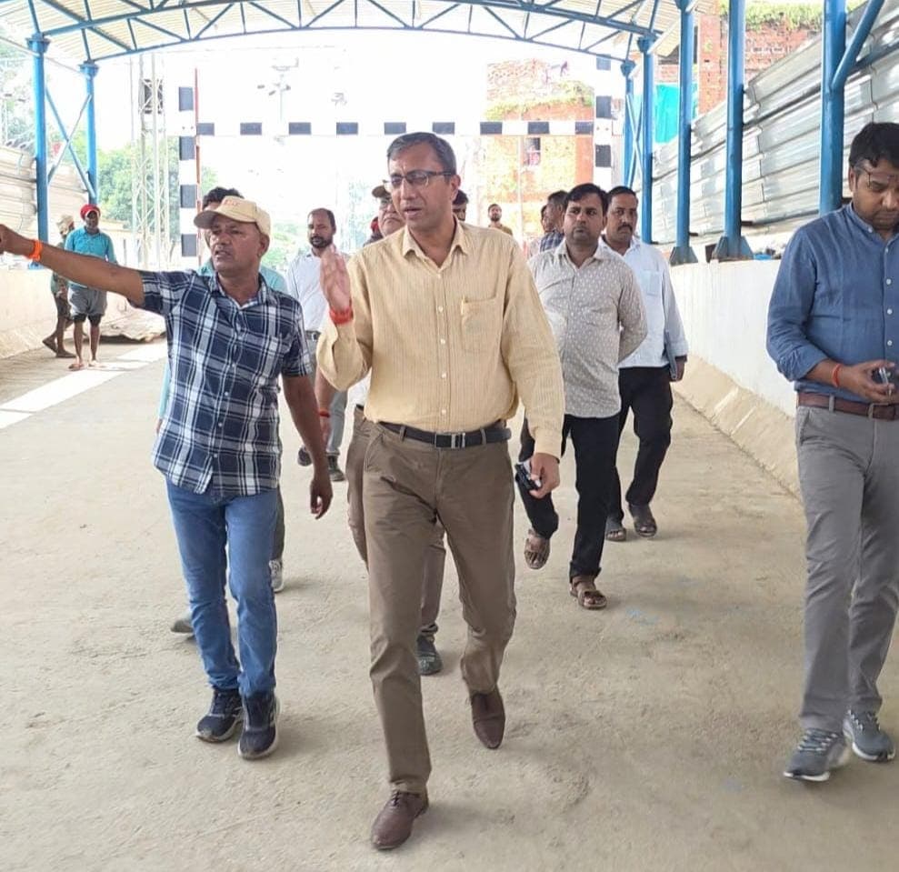 रेलवे का डबल तोहफा! बनारस में जल्द तैयार होगा नया छठ घाट और लो-हाइट सबवे, DRM ने खुद किया मुआयना